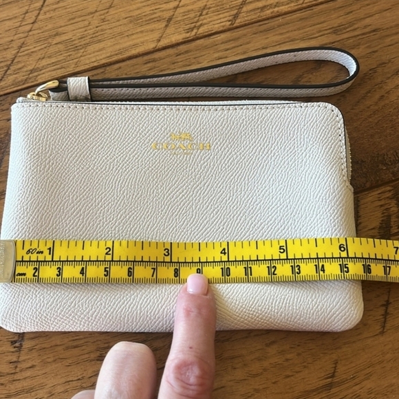 Coach Wristlet Chalk Color. Ivory Color - Picture 4 of 5